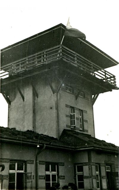 Polnische Flagge auf dem Turm in Maczków (?), 1945.