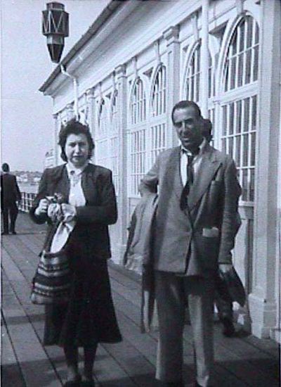 Dora Diamant und der Lyriker Avrom Nokhem Stencl, England 1950. Anonyme Fotografie