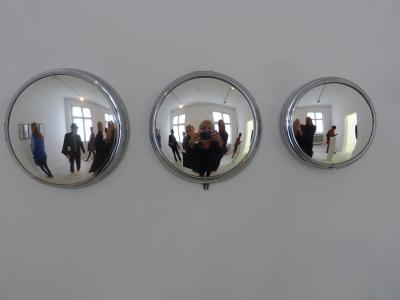 Alicja Kwade, Watch 1950, 2008, Watch 2, 2007 und Watch (Kienzle), 2009. Installationsansicht Monolog aus dem 11ten Stock, Haus am Waldsee, 2015. 