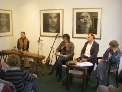 Wieczór poezji Marka Pelca, galeria PoKuSa, Wiesbaden, 2017 r.: Tuya Jambaldoori, Ewa Hartmann, Marek Pelc, Joanna Manc 