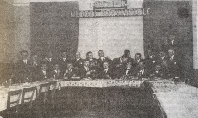 Członkowie „Silesii Superior” na walnym zebraniu, Opole, 1932 r. - Na ścianie dostrzegalne hasło: „RAZEM MŁODZI PRZYJACIELE” 