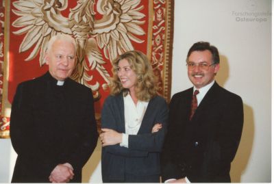 Im Konsulat der Republik Polen in München, März 1993, von links: Pfarrer Tadeusz Kirschke, Barbara Kwiatkowska, unbekannt.