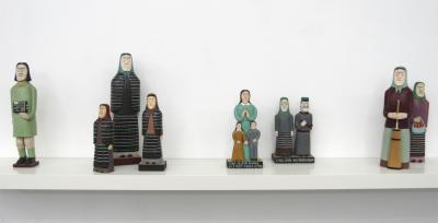 Stanisław Denkiewicz (1913-1990), od lewej do prawej: Kobieta z radiem, Kobiety w radomskich strojach ludowych, Kobieta z córką i synem (wszystkie z kolekcji prywatnej Jaeschke), Para, Maślarka (obie rzeźby ze zbiorów Kunsthalle Recklinghausen), drewno, polichromia, niedatowane.