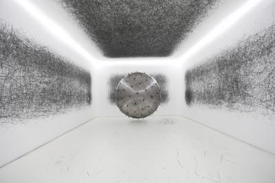 ADA, 2011. Analogowa instalacja interaktywna / rzeźba kinetyczna / post-cyfrowa maszyna do rysowania, balon z tworzywa sztucznego, ołówki węglowe, hel, Ø = 300 cm.