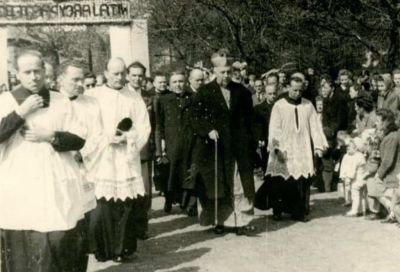 Obóz dla polskich dipisów w Osnabrück-Fernblick - Biskup Józef Gawlina odwiedza obóz dla polskich dipisów w Osnabrück-Fernblick, 1949 