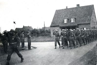 Soldaten der I. Panzerdivision marschieren durch Maczków