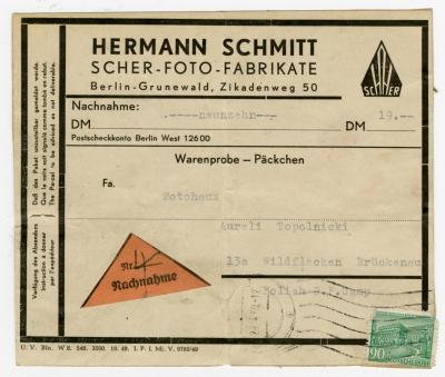 Dokument Nr. 28 - Päckchen an A. Topolnicki von Hermann Schmitt Scher-Foto-Fabrikate mit einer Warenprobe. 