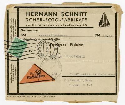 Dokument Nr. 29 - Päckchen an A. Topolnicki von Hermann Schmitt Scher-Foto-Fabrikate mit einer Warenprobe. 
