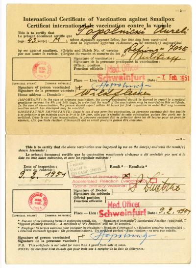 Dokument Nr. 111/2 - Internationales Impfbuch von A. Topolnicki mit Lichtbild und Einträgen: Impfung gegen Pocken am 7.2.1951 in Schweinfurt. Keine Einträge über sonstige Impfungen. 