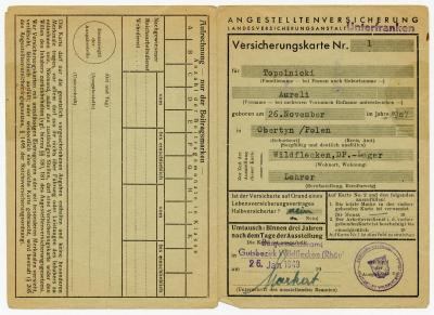 Dokument Nr. 134/1 - Versicherungskarte des Lehrers Aureli Topolnicki mit Informationen zu Beschäftigungszeiten, zum Arbeitsverdienst, zur Krankenkasse und zum Arbeitgeber. 