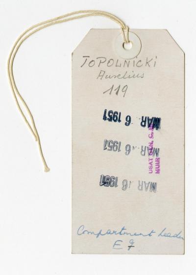 Dokument Nr. 135/1 - Karte an einem Schnürchen mit handschriftlichen Einträgen  und Stempeln. 