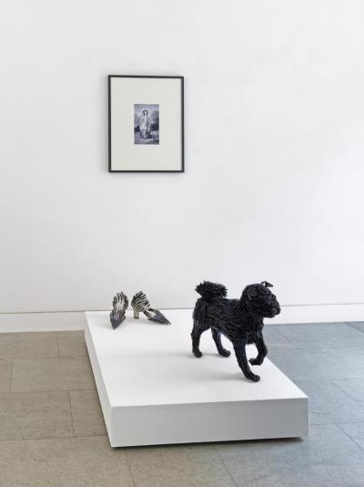 Das Bildnis der Marquesa de Pontejos nach Francisco de Goya, 2011. Geschnittenes Flachglas auf Metall-Konstruktion, Hund: 45 x 20 x 45 cm, Schuhe: 25 x 10 x 15 cm, digitaler Tintenstrahldruck auf Papier, 27 x 17 cm.