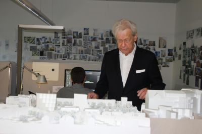Wojtek Grabianowski vor einem Entwurfsmodell