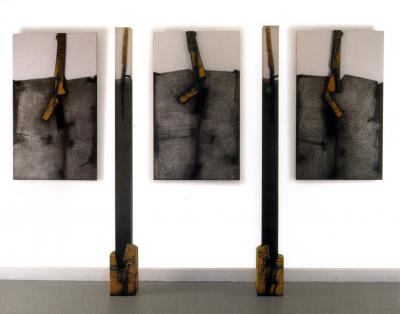 Abb. 13: Säulengang IX/12-18, 1996 - Säulengang IX/12-18, 1996. Holzplatte, Graphit, Acryl, Plexiglas, 120 x 70 cm und 200 x 12 x 12 cm, Privatbesitz