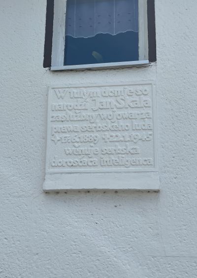 Gedenktafel an Skalas Geburtshaus in Nebelschütz (Njebjelčicy), 2023