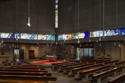 The new Catholic church in Herne-Röhlinghausen - Interior view, right: entrance to the side chapel with the former high altar.
