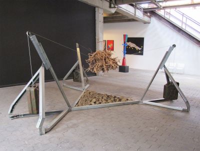 Maciej Aleksandrowicz: Justice, 2019. Einbau-Stahl, Erde, Benzinkanister, Wurzel, 400 x 200 x 200 cm