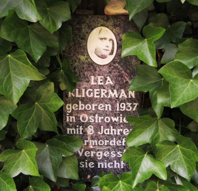 Gedenktafel für Lea Klygerman aus Ostrowiec Świętokrzyski, Rosengarten bei der Gedenkstätte Bullenhuser Damm, Hamburg, Foto: Juni 2022