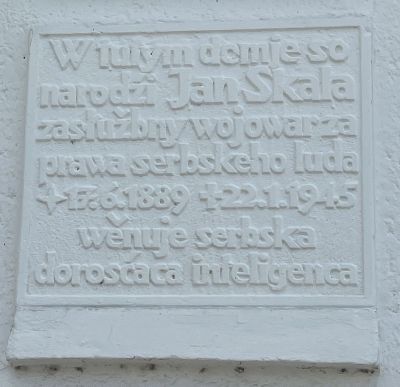 Tablica pamiątkowa na domu rodzinnym Jana Skali w Nebelschütz (Njebjelčicy), 2023 r.
