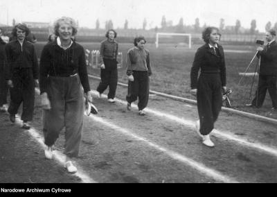 Leichtathletikmannschaft der Frauen der Stadt Łódź vor den Wettkämpfen von 1934, erste Reihe: Jadwiga Wajsówna und Maria Kwaśniewska (rechts). 