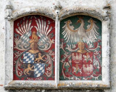 Herb sojuszu Jerzego Bogatego z Bawarii-Landshut (po lewej) i Jadwigi Jagiellonki (po prawej), brama zamkowa w Burghausen, ok. 1475. 