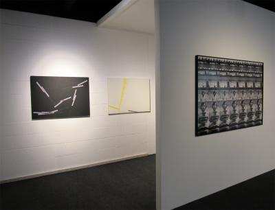 Ausstellungsansicht. Von links nach rechts: Ryszard Wásko: Black Film No. 3, 1983; Yello Film No. 1, 1983 (beide Öl und Mischtechnik auf Leinwand, Privatbesitz, Courtesy Galerie m Bochum); Cut-up Portrait 4, 1973 (Fotoarbeit, Courtesy Galerie Żak|Branicka, Berlin).
