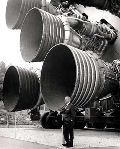 14. Wernher von Braun vor der "Saturn V"-Rakete - Wernher von Braun vor der "Saturn V"-Rakete, die Nils Armstrong zum Mond brachte. Raumfahrtzentrum im Bundesstaat Alabama. Vermutlich 1969. 