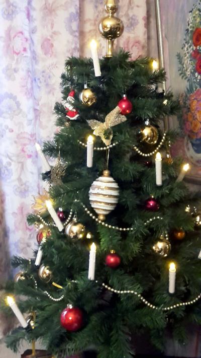 Weiß-rot  geschmückter Weihnachtsbaum bei Paulina Lemke - Weiß-rot  geschmückter Weihnachtsbaum bei Paulina Lemke 