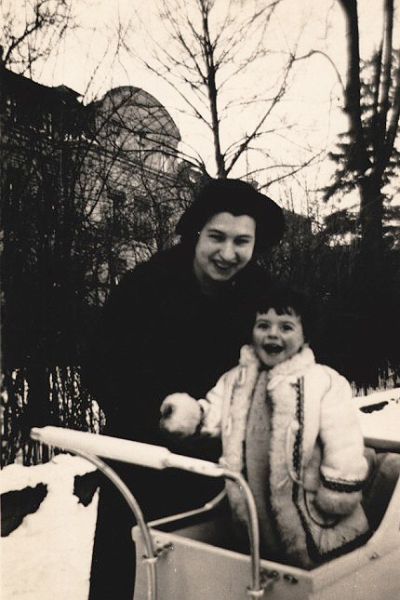 Abb. 15: Dora Diamant und ihre Tochter Marianne, 1936 - Dora Diamant und ihre Tochter Marianne, Berlin 1936, kurz vor ihrer Ausreise in die Sowjetunion; anonyme Fotografie 