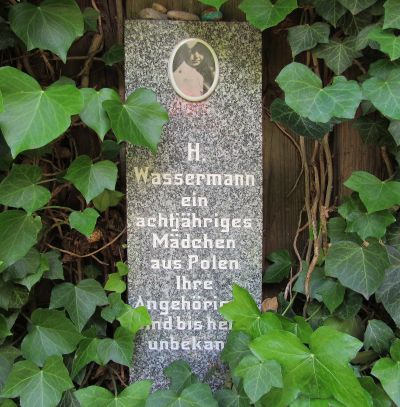 Gedenktafel für das Mädchen H. Wasserman aus Polen, Rosengarten bei der Gedenkstätte Bullenhuser Damm, Hamburg, Foto: Juni 2022