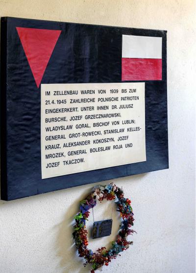Zellenbau, imienna tablica informująca o więzionych tu w latach 1939 - 1945 Polakach.
