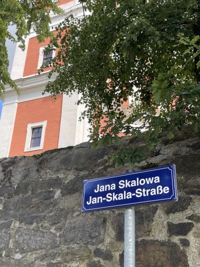 Jan-Skala-Straße (Jana Skalowa) in der unmittelbaren Nähe seines Geburtshauses in Nebelschütz (Njebjelčicy), 2023