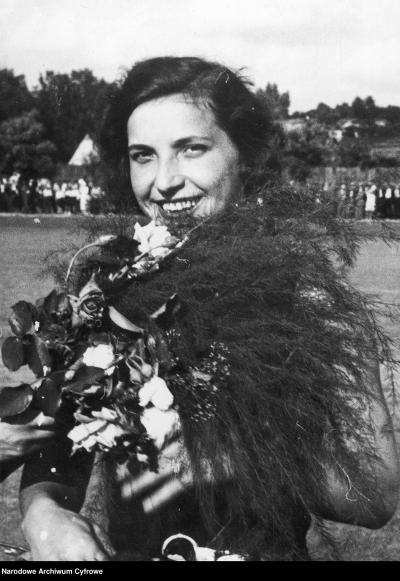 Maria Kwaśniewska z bukietem kwiatów w chwilę po poprawieniu na zawodach rekordu Polski w rzucie oszczepem.