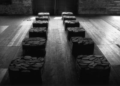 ill. 15: untitled, 1999 - untitled, 1999. Various types of wood, cardboard boxes, 320 x 145 x 27 cm, de Weryha Collection, Hamburg