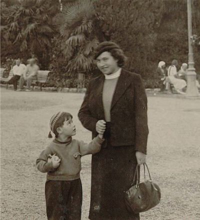 Abb. 16: Dora Diamant und ihre Tochter Marianne, 1938 - Dora Diamant und ihre Tochter Marianne, vermutlich Sewastopol 1938, vor ihrer Flucht aus der Sowjetunion; anonyme Fotografie 