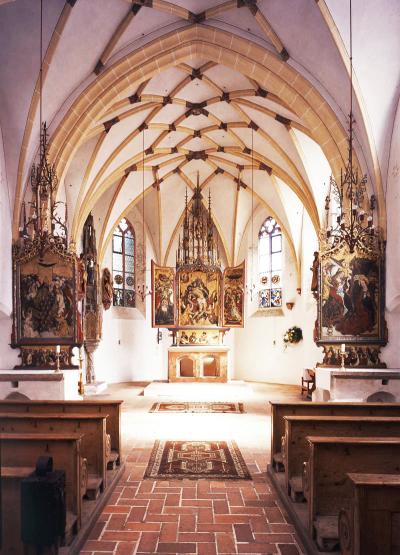 Abb. 16: Schlosskapelle Blutenburg - Schlosskapelle Blutenburg, Hochaltar und Seitenaltäre, 1491/92