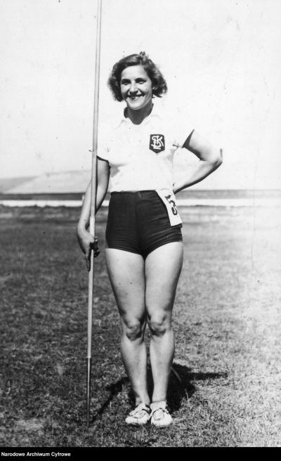 Maria Kwaśniewska with her javelin, 1935.