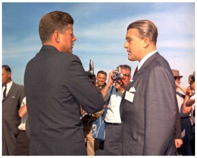 16. US-Präsident J.F. Kennedy und Wernher von Braun   - Der Präsident der Vereinigten Staaten, J.F. Kennedy, im Gespräch mit Wernher von Braun, Mai 1963. 