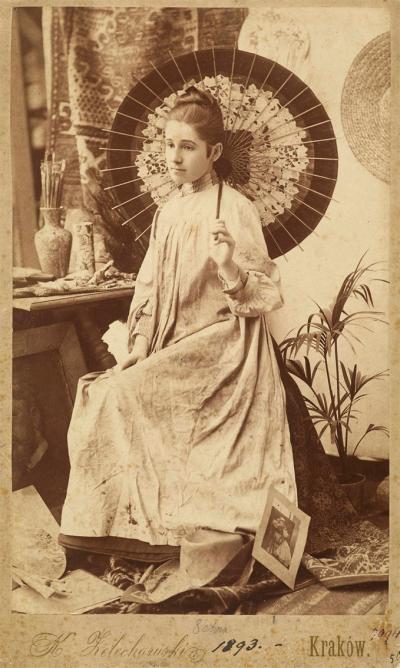 Ill. 16: Olga Boznańska, 1893 - Kasper Żelechowski (1863-1942): Portrait of Olga Boznańska with a Japanese Parasol, Krakòw 1893, photograph on albumen print, 18,4 x 11,5 cm