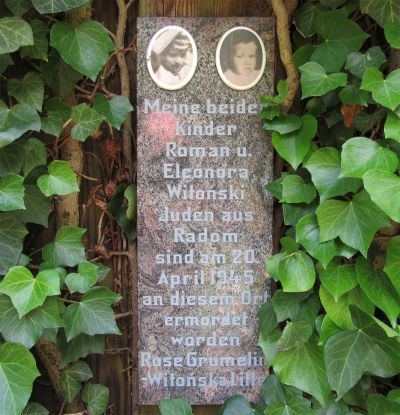 Gedenktafel für Eleonora und Roman Witoński aus Radom, Rosengarten bei der Gedenkstätte Bullenhuser Damm, Hamburg, Foto: Juni 2022