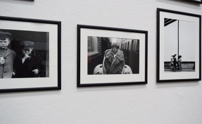 Abb. 17: Tadeusz Rolke - Fotografien von 1950 bis 1980. (Mitte) Joseph Beuys, Düsseldorf, 1971. Silbergelatineabzüge auf Fotopapier 