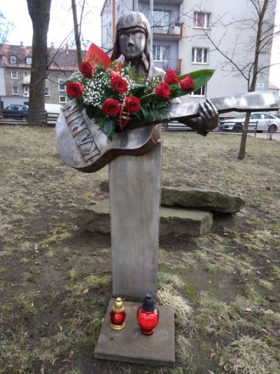 Karin Stanek, Skulptur von Jacek Wichrowski an dem nach der Sängerin benannten Platz in Bytom (Beuthen)