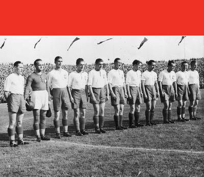 Drużyna Polski podczas wykonywania hymnu państwowego - Mecz towarzyski piłki nożnej Niemcy - Polska w Chemnitz 18 września 1938 roku. 