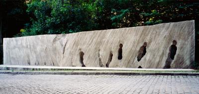 Karol Broniatowski: Memorial to the Jews deported from Berlin, 1991. Concrete. Height: 300 cm, Width: 200 cm. Depth: 80-150 cm, S-Bahnhof Berlin-Grunewald.