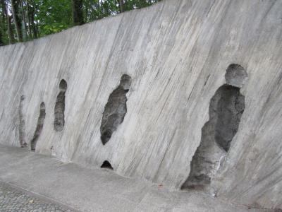 Karol Broniatowski: Memorial to the Jews deported from Berlin, 1991. Concrete. Height: 300 cm, Width: 200 cm. Depth: 80-150 cm, S-Bahnhof Berlin-Grunewald (Detail).
