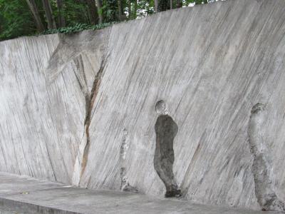Karol Broniatowski: Memorial to the Jews deported from Berlin, 1991. Concrete. Height: 300 cm. Width: 200 cm. Depth: 80-150 cm, S-Bahnhof Berlin-Grunewald (Detail).