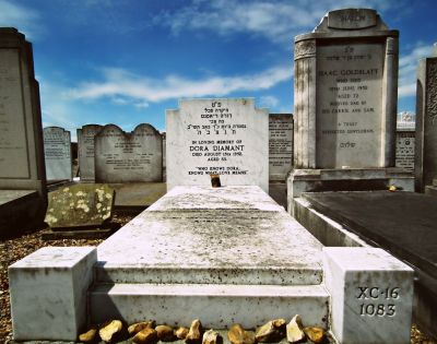 Abb. 18: Dora Diamants Grabstätte - Grabstätte von Dora Diamant, United Synagogue Cemetery, Marlow Road, East Ham, London. Gedenkstein von 1999 