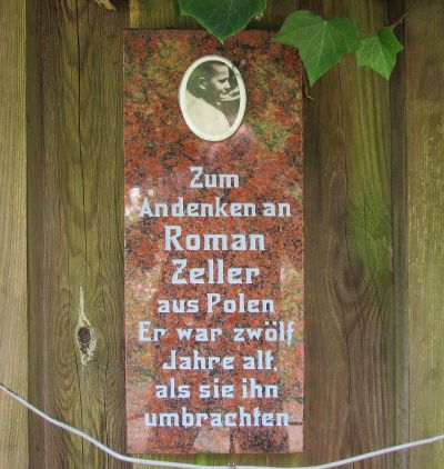 Gedenktafel für den Jungen R. Zeller aus Polen, Rosengarten bei der Gedenkstätte Bullenhuser Damm, Hamburg, Foto: Juni 2022