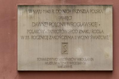 Tablica pamiątkowa we Wrocławiu upamiętniająca 55. rocznicę zakończenia II wojny światowej.