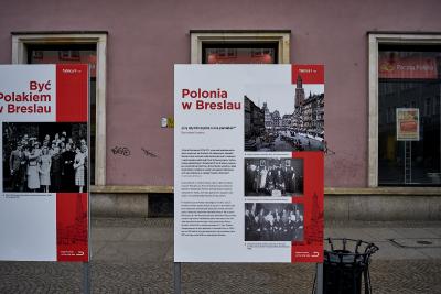 Wystawa plenerowa o Polonii w Breslau zorganizowana przez Ośrodek Pamięć i Przyszłość we Wrocławiu. Tablica I / XV.